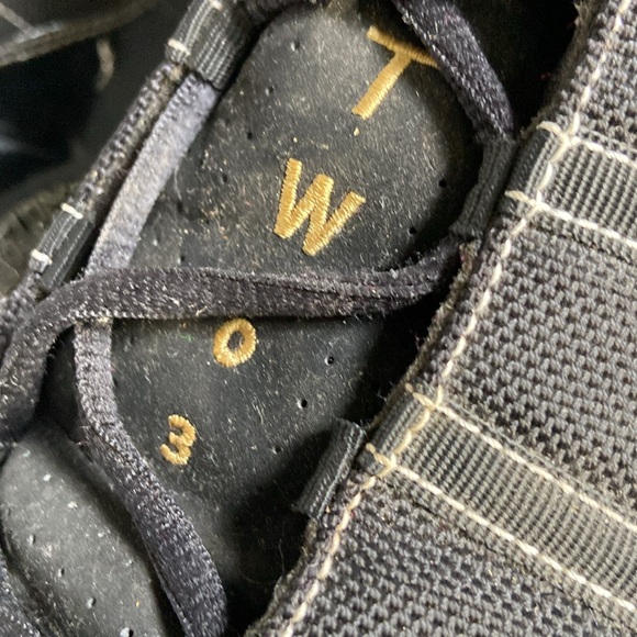 Air Jordan sneakers lightly used black on black red liner sz 10.5 - Picture 4 of 10